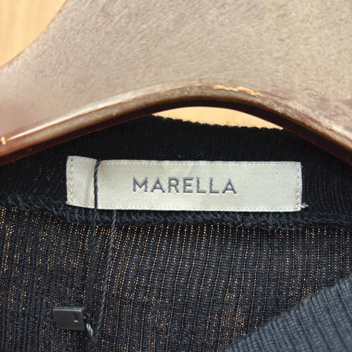 마렐라 니트 미디 원피스 블루 기하학 패턴 배색 사이드 지퍼 디테일 블랙 상품이미지7