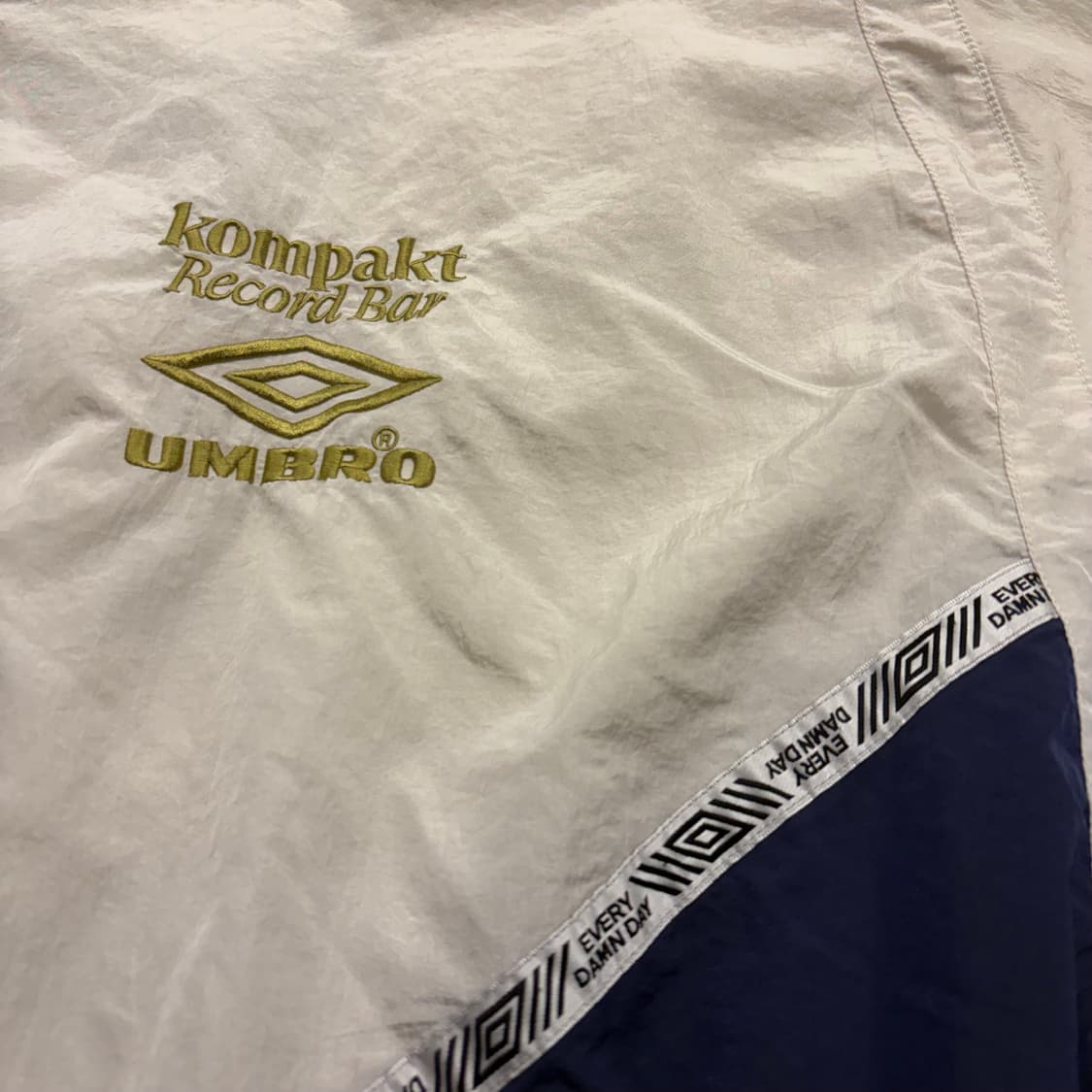 [100] 엄브로 바람막이 화이트 KOMPAKT 레코드바 B409 상품이미지4