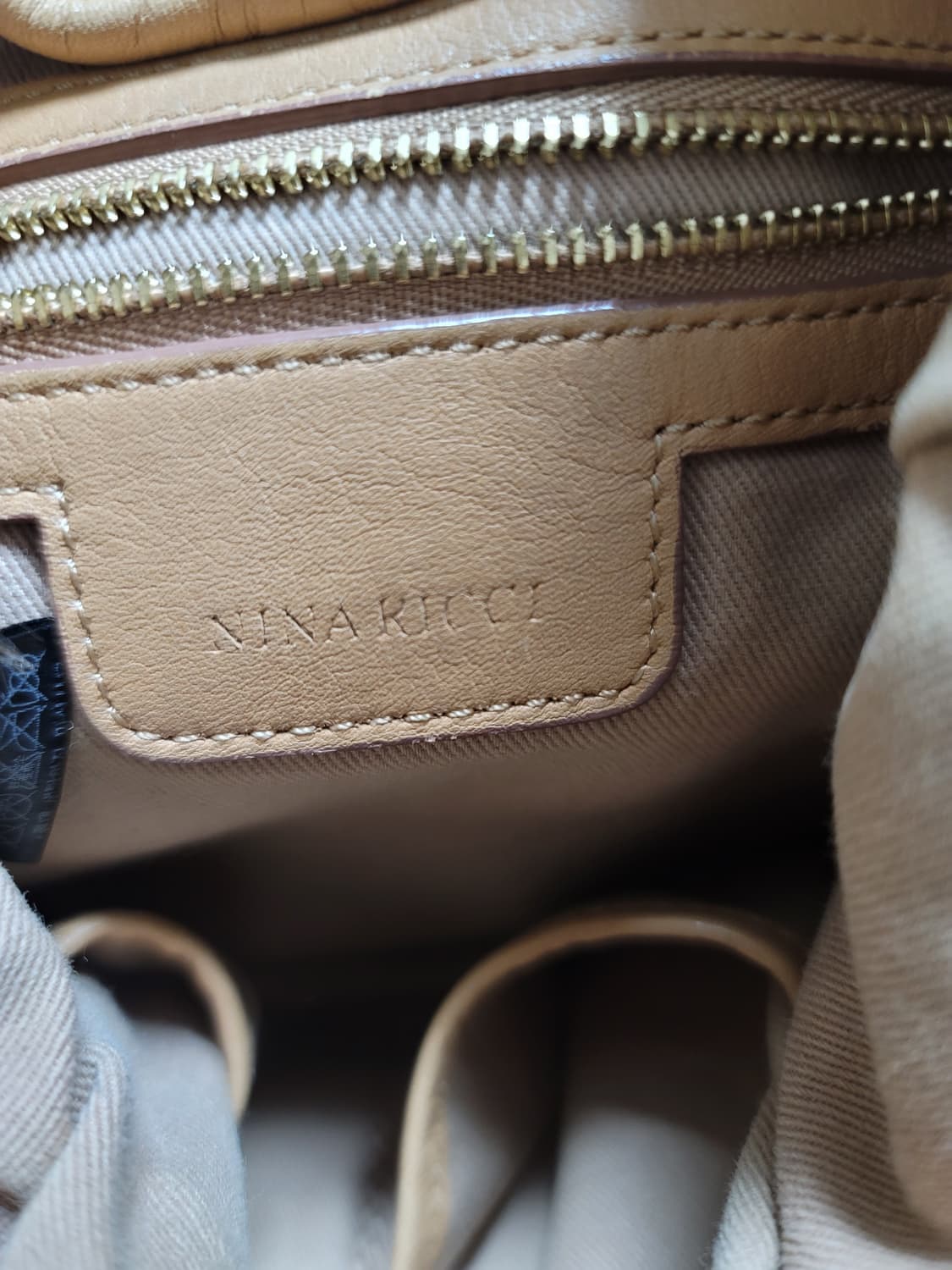 니나리치 연핑크가죽 체인 호보백

저렴하게 미우미우맛 제대로

사용감있으 상품이미지5