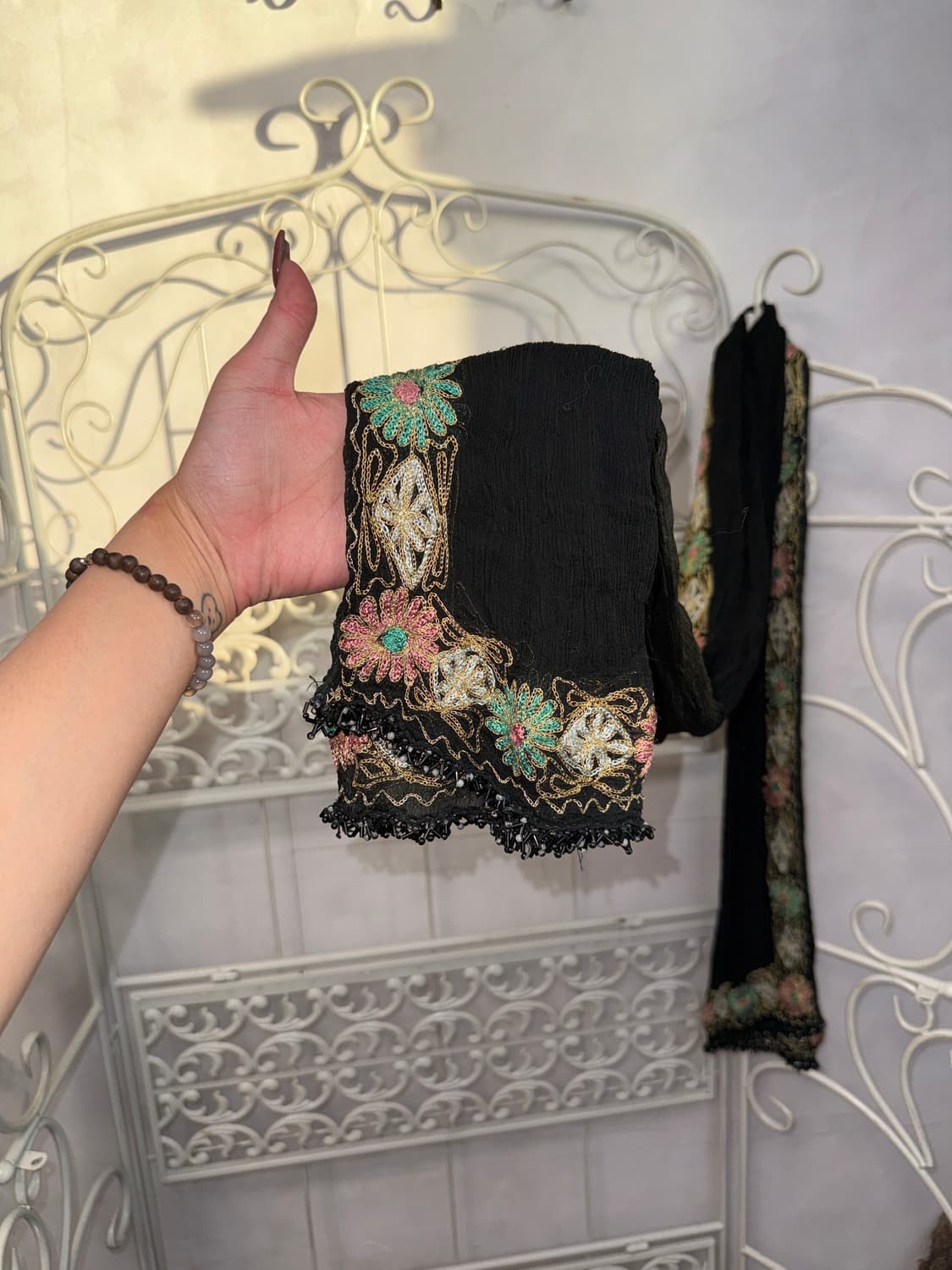 Black oriental flower embroidered scard 상품이미지3