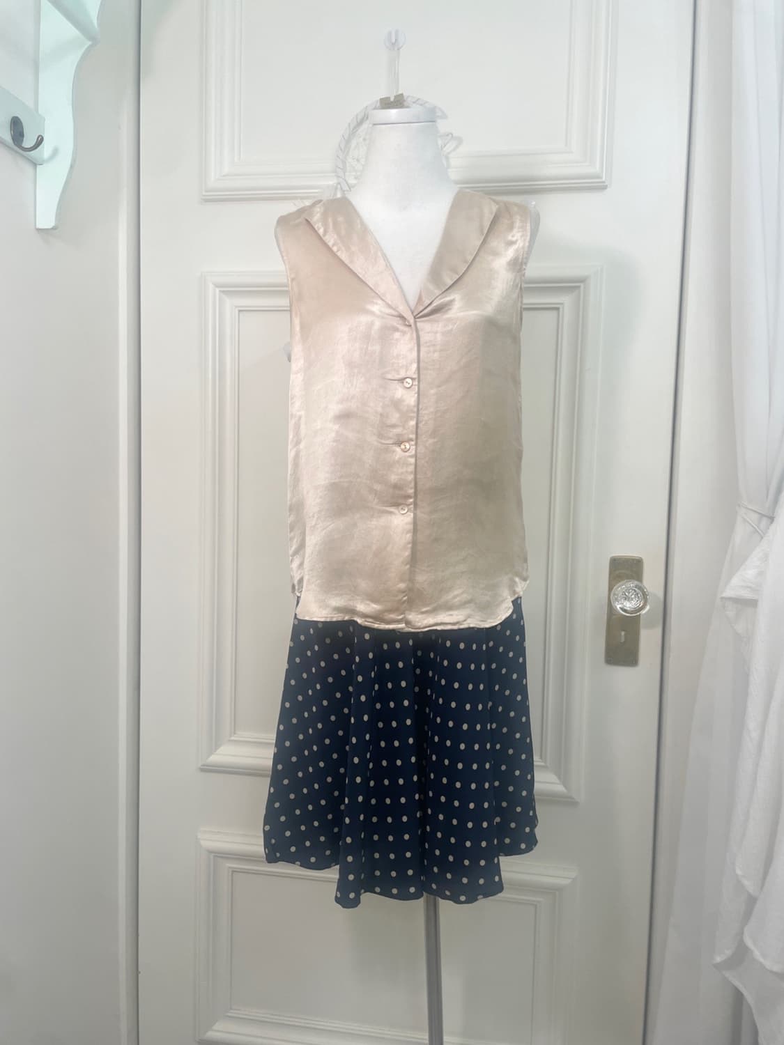 THEORY beige satin sleeveless blouse 상품이미지1