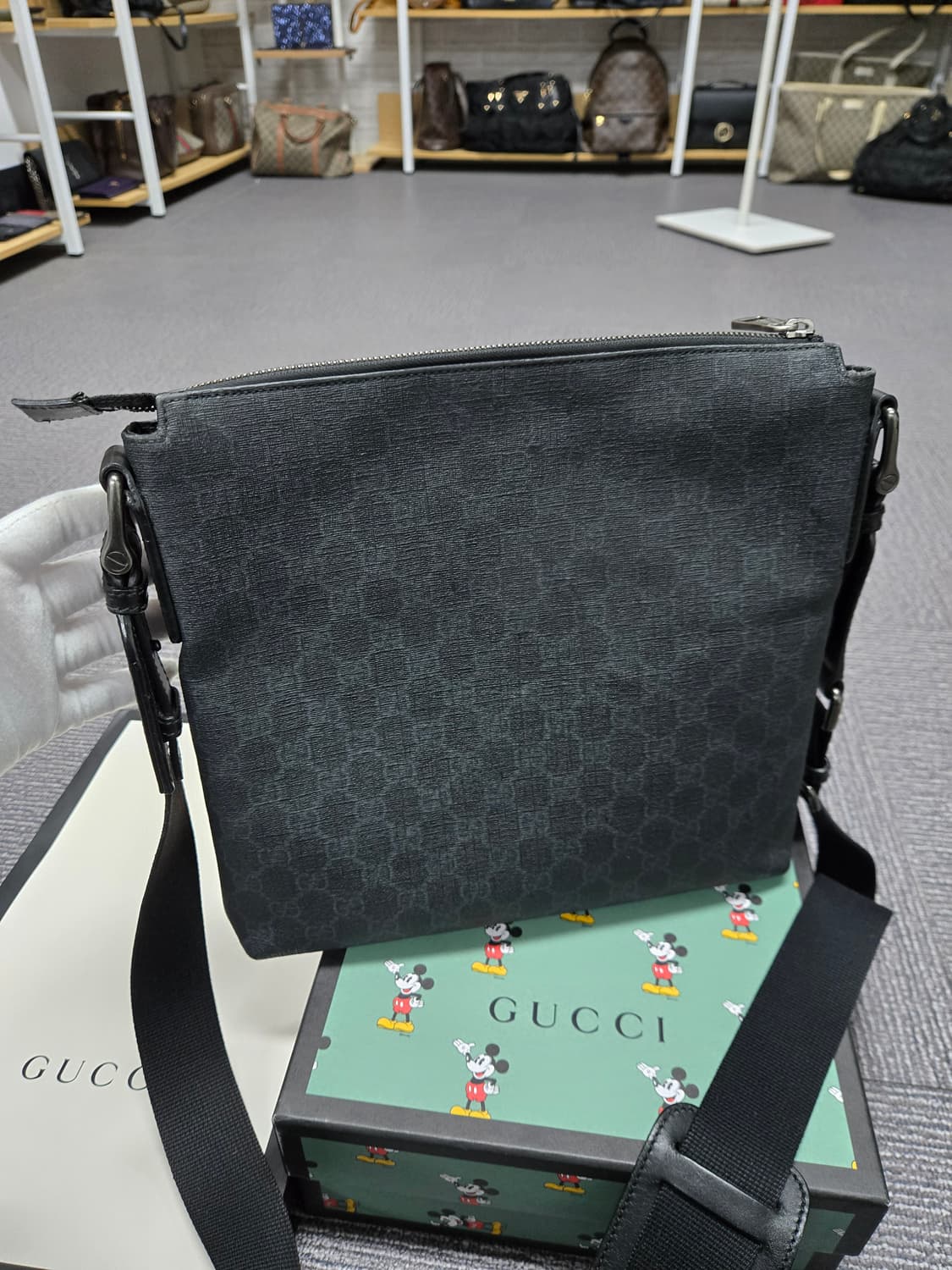 [특가][정품] 구찌 GG 블랙 메신저백 상품이미지2