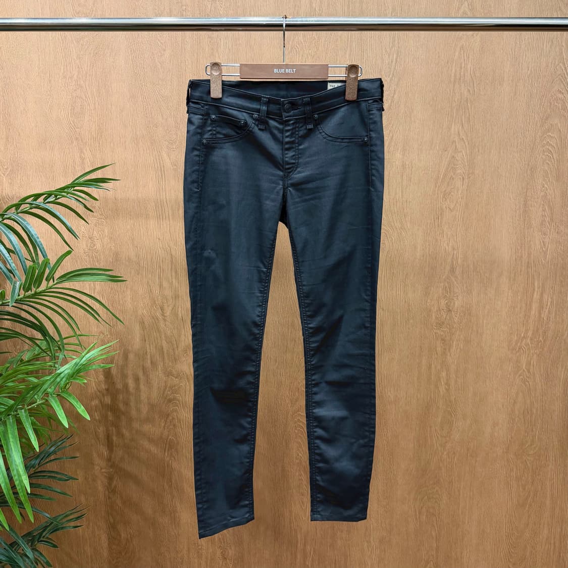 랙앤본 코팅 스키니 팬츠 백 포켓 시그니처 미니 자수 로고 디테일 블랙 상품이미지1