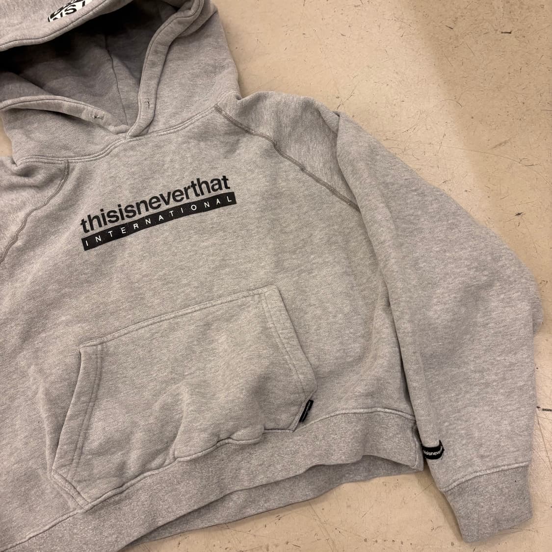 디스이즈네버댓 센터로고 크롭 후드티 상품이미지2