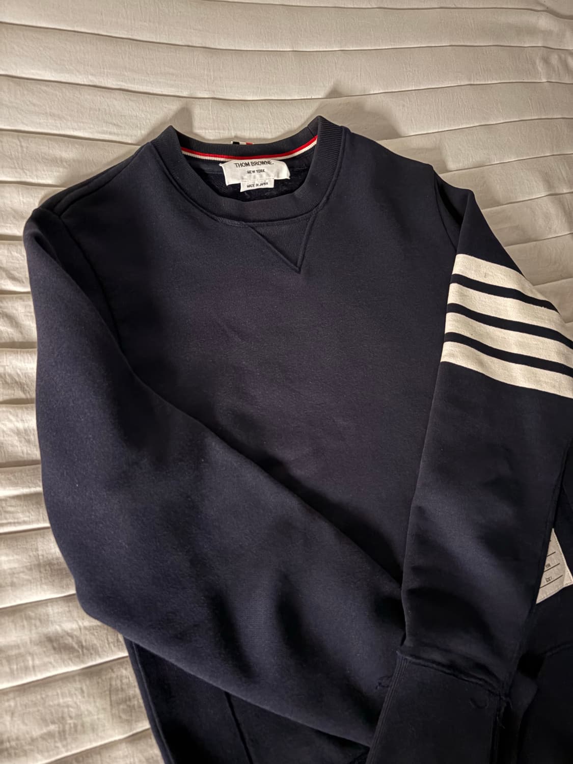 톰브라운 4선 완장 맨투맨 네이비 1사이즈 상품이미지2