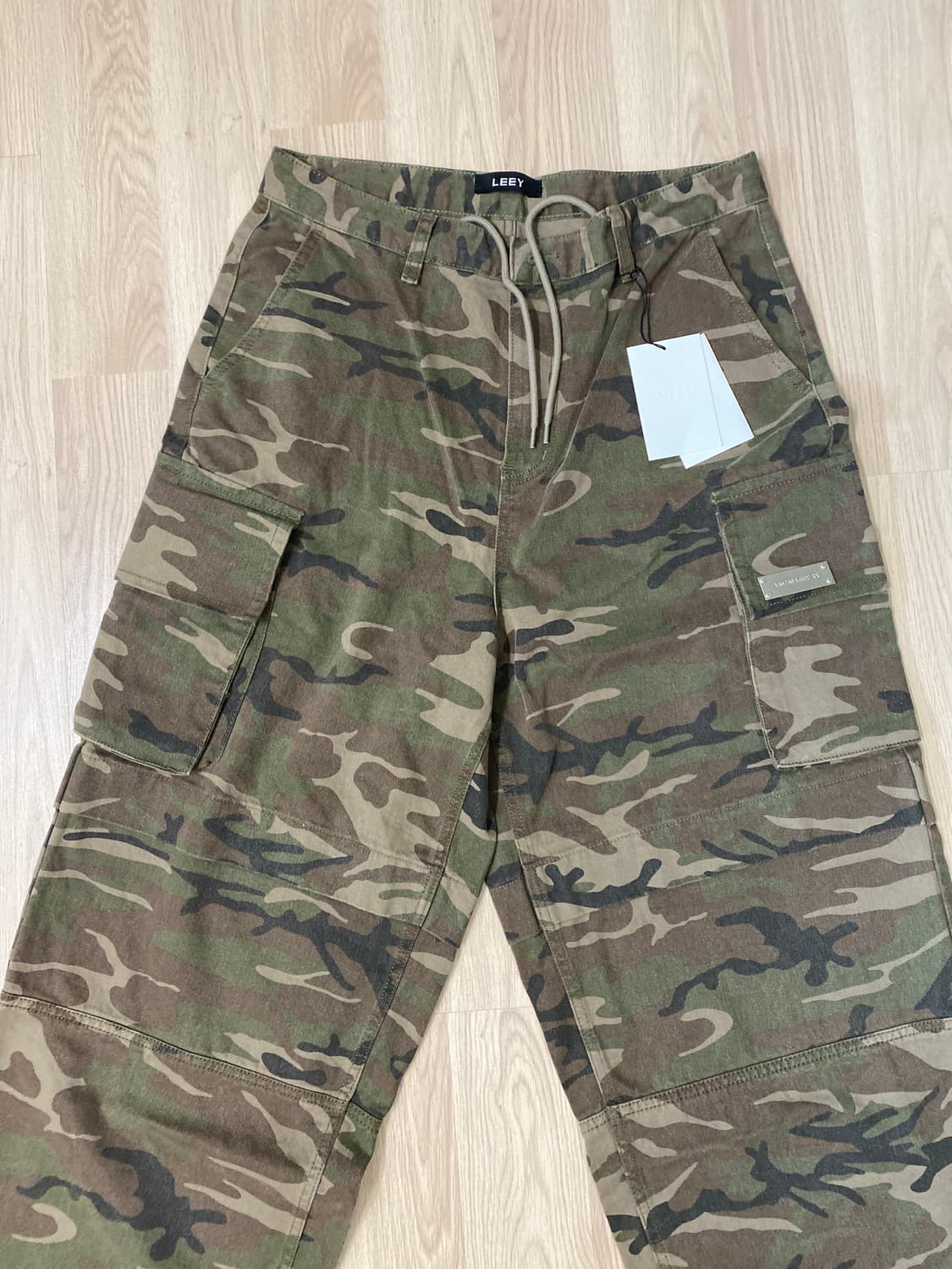 엘이이와이(LEEY)CAMO POCKET CARGO PANTS KHAKI 상품이미지4