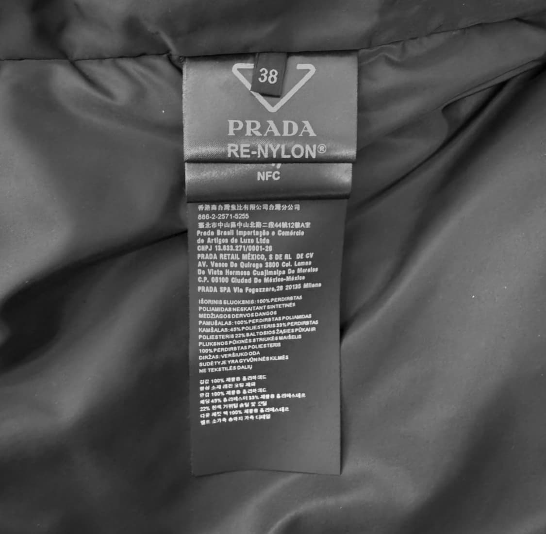 [38] 프라다 여성 리나일론 삼각로고 다운 벨트 롱 패딩 코트 블랙 상품이미지9