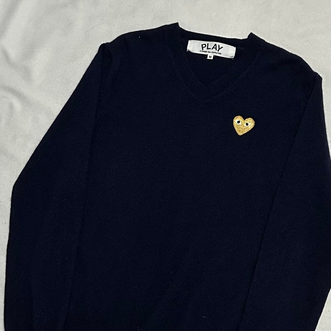M 꼼데가르송 브이넥 하트골드로고 네이비 니트 상품이미지1