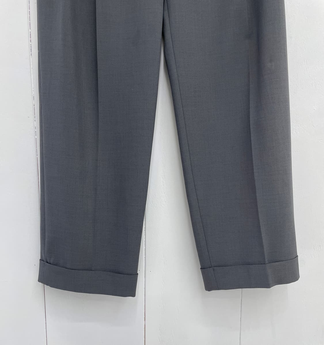 그로브(GROVE) 백버튼 핀턱 턴업 슬랙스 차콜 상품이미지4