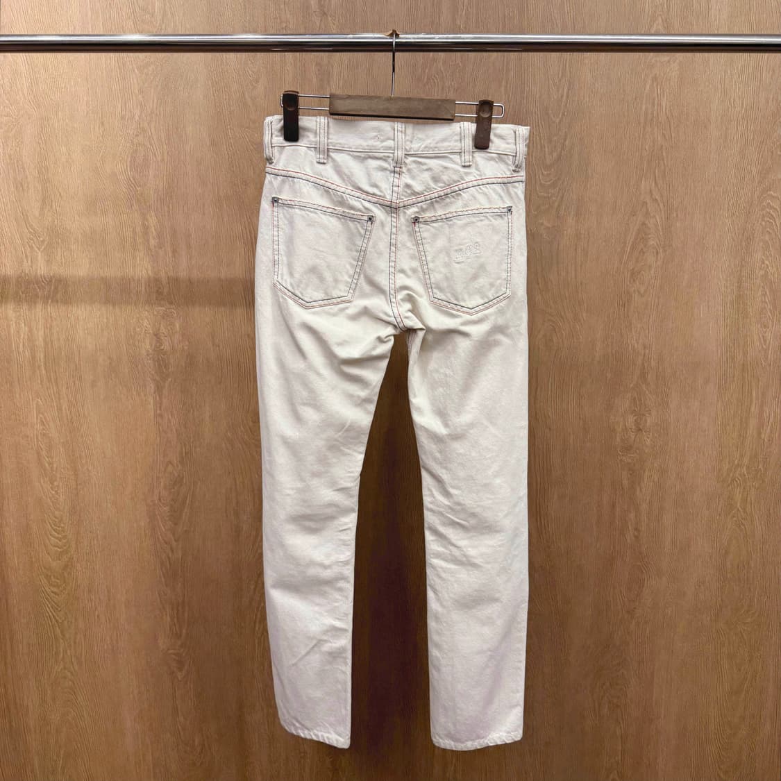 알렉산더 맥퀸 코튼 데님 팬츠 레드 더블 스티치 디테일 아이보리 상품이미지3