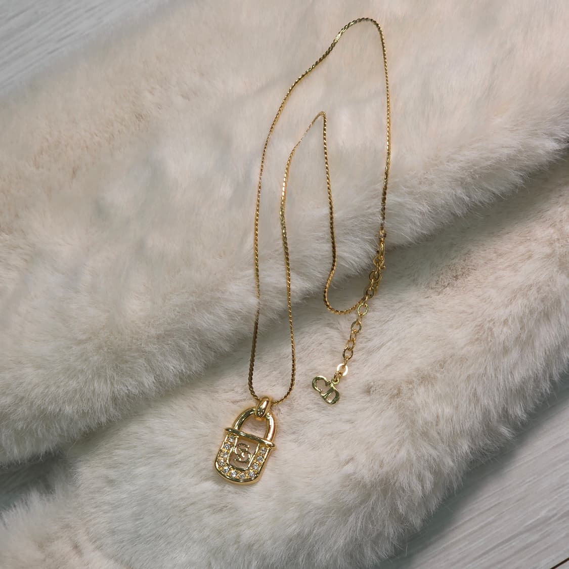 크리스찬 디올 금장 CD 로고 자물쇠 펜던트 목걸이 상품이미지2