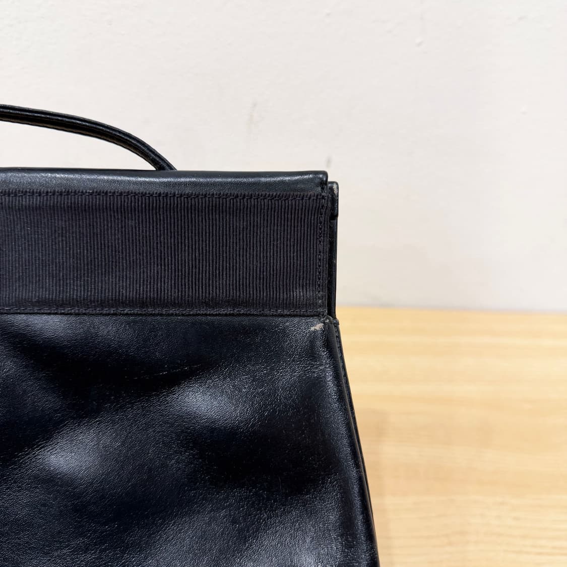 살바토레 페라가모 크로스백 바라 간치니 메탈 로고 플랩 디테일 블랙 상품이미지6