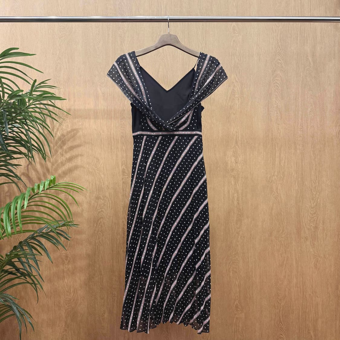 산드로 파리 도트 패턴 쉬폰 원피스 오프숄더 드레이프 디테일 블랙 상품이미지1