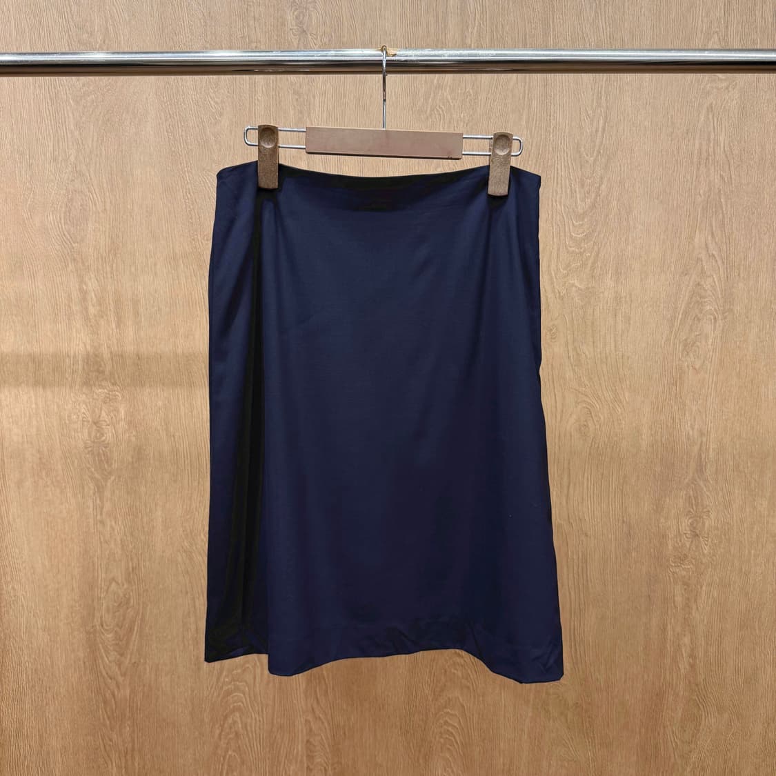 띠어리 A라인 미디 스커트 사이드 지퍼 디테일 미니멀 네이비 상품이미지3