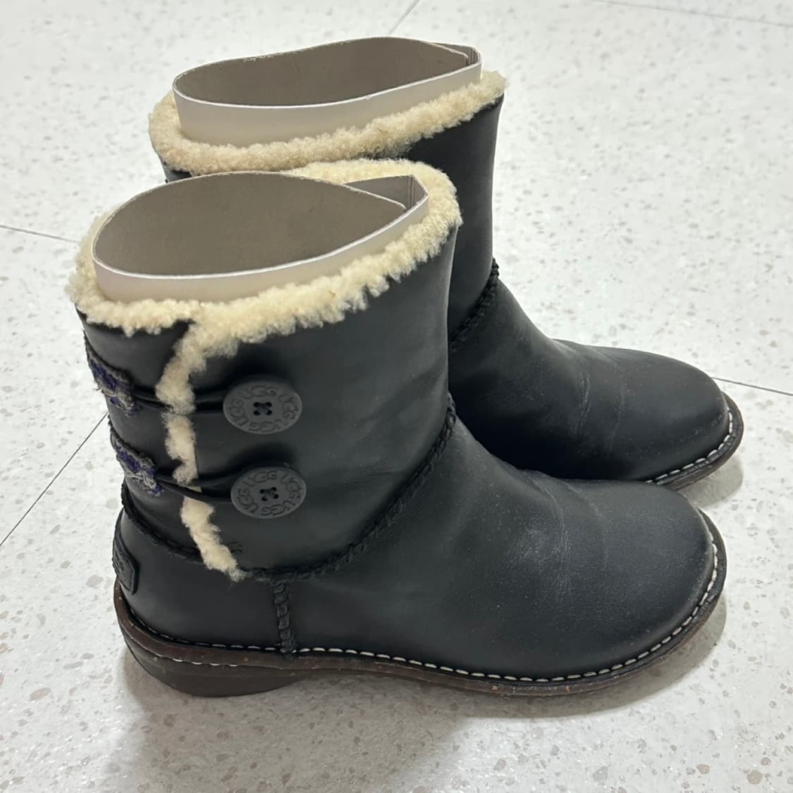 어그 UGG 240 가죽부츠 블랙 상품이미지2