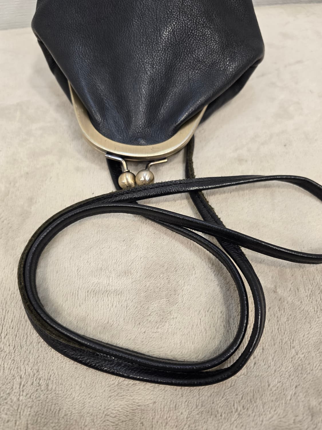 유르트 YURT 쁘아송 블랙 가죽 크로스백 가방 상품이미지6