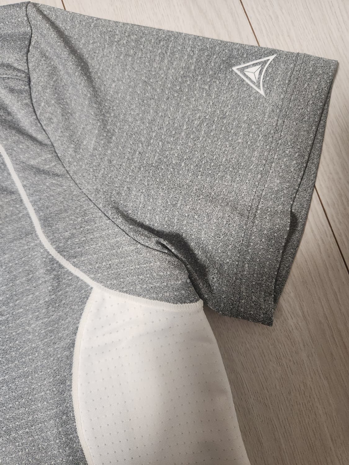 새상품급) 네파 여성 메쉬 하프집업 기능성 반팔티 사이즈 90 S

여러 상품이미지5