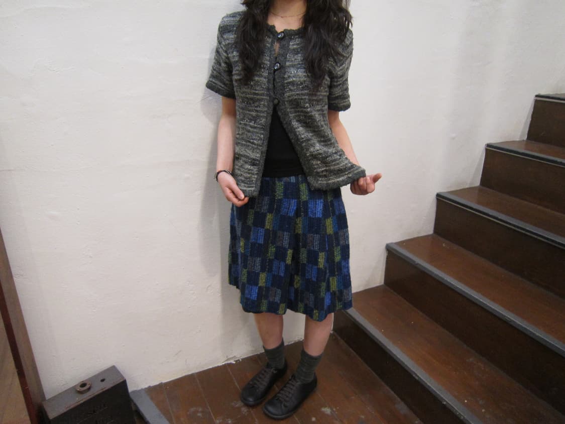 빈티지 라운드넥 반팔 가디건 멀티 스트라이프 패턴 디테일 차콜 그레이 상품이미지4