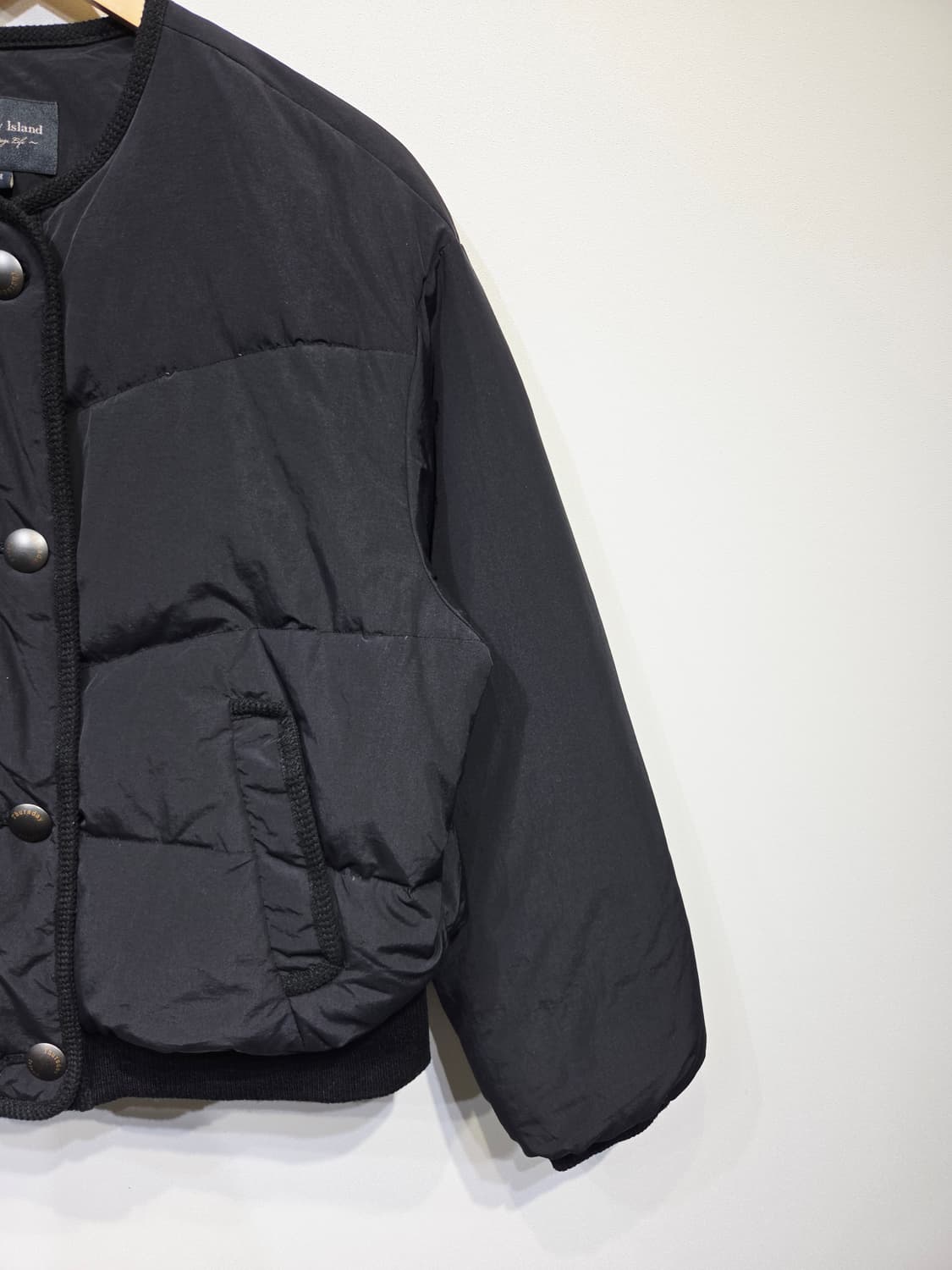 써스데이아일랜드 노카라 덕다운 숏패딩 블랙 상품이미지4