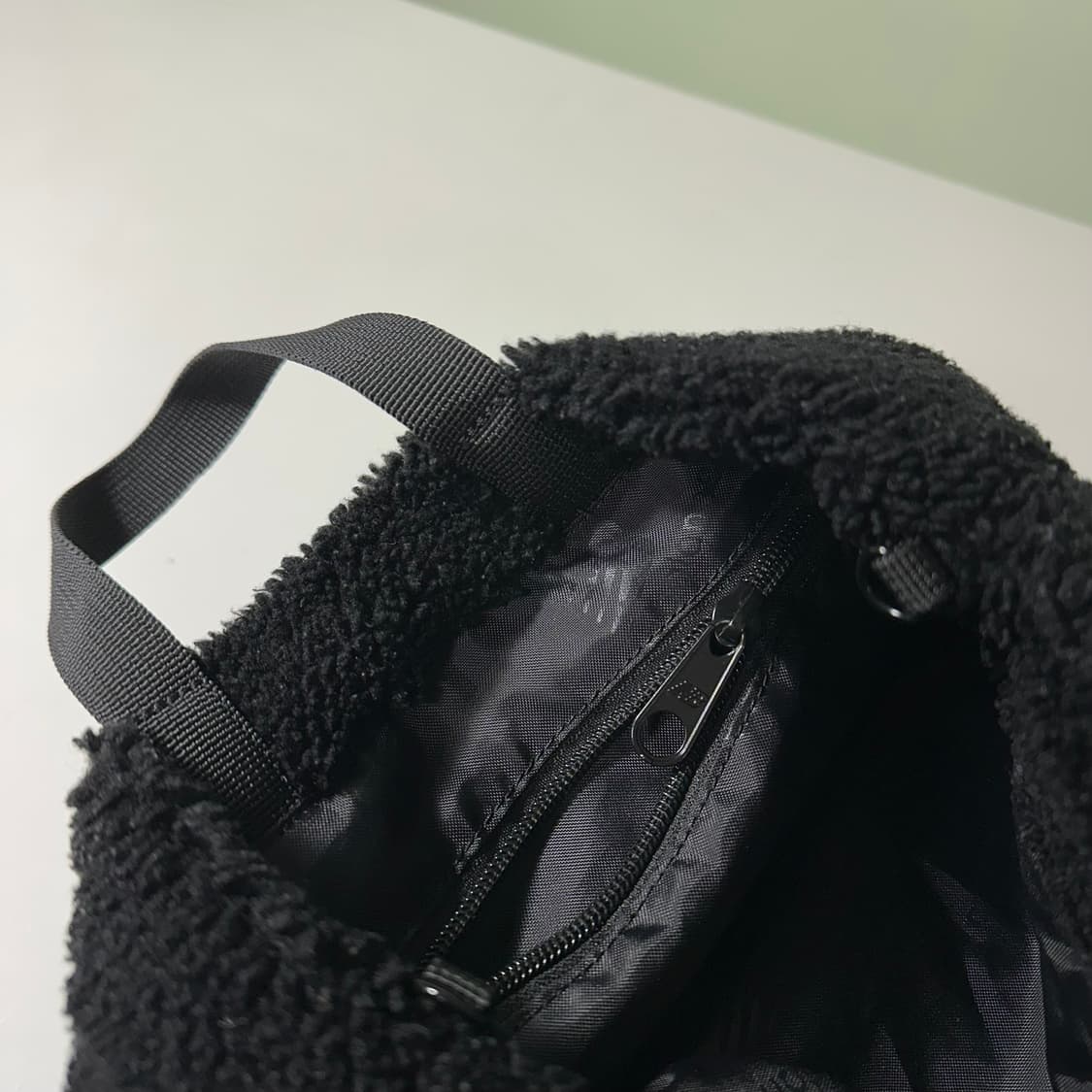 OS 뉴발란스 블랙 뽀글이 후리스 핸드백 상품이미지5