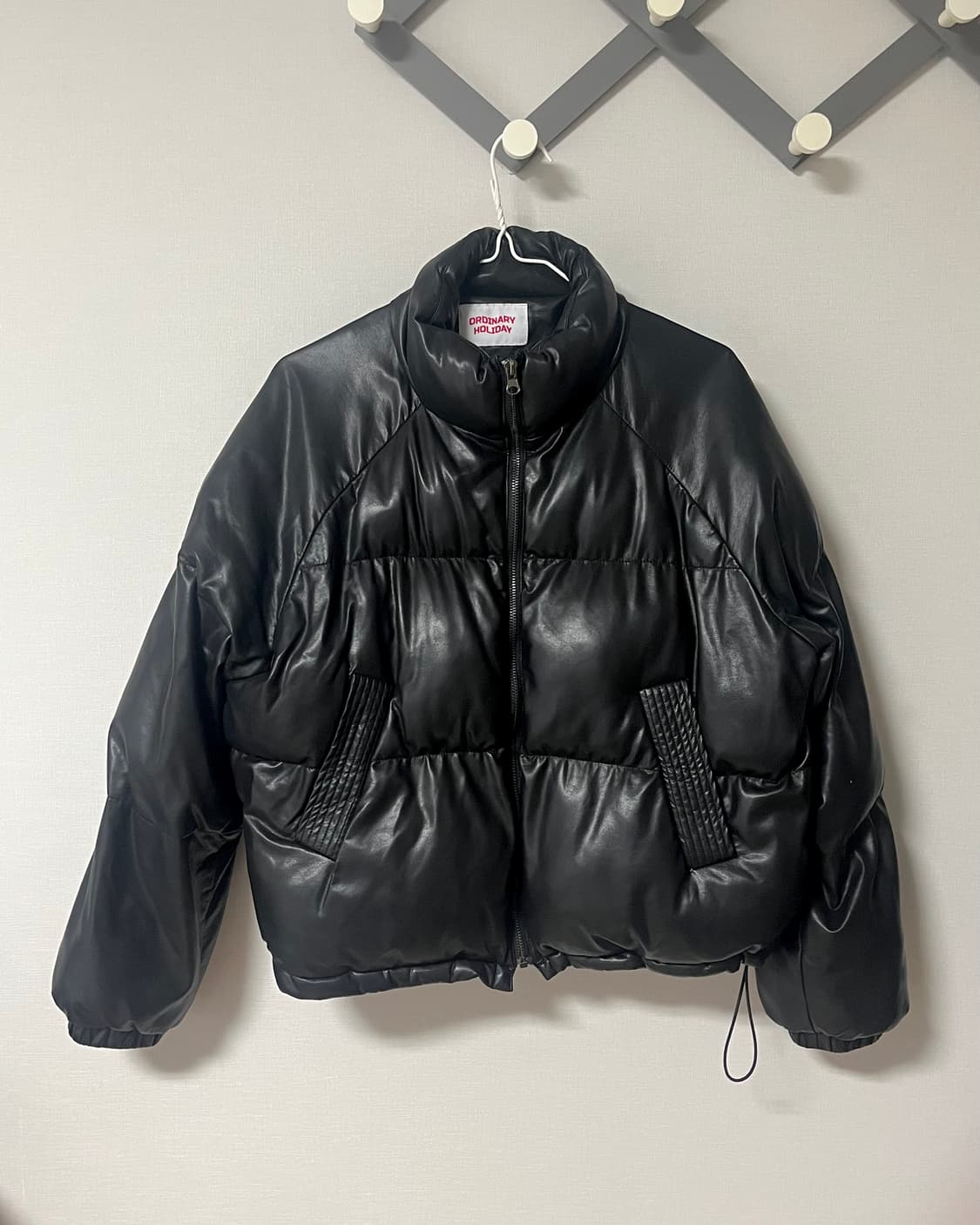 오디너리 홀리데이 레더 패딩 크롭 점퍼 [BLACK] 상품이미지4