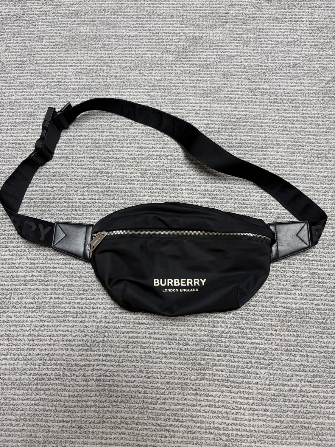 (상태최상) 버버리 블랙 힙색 벨트백 상품이미지1
