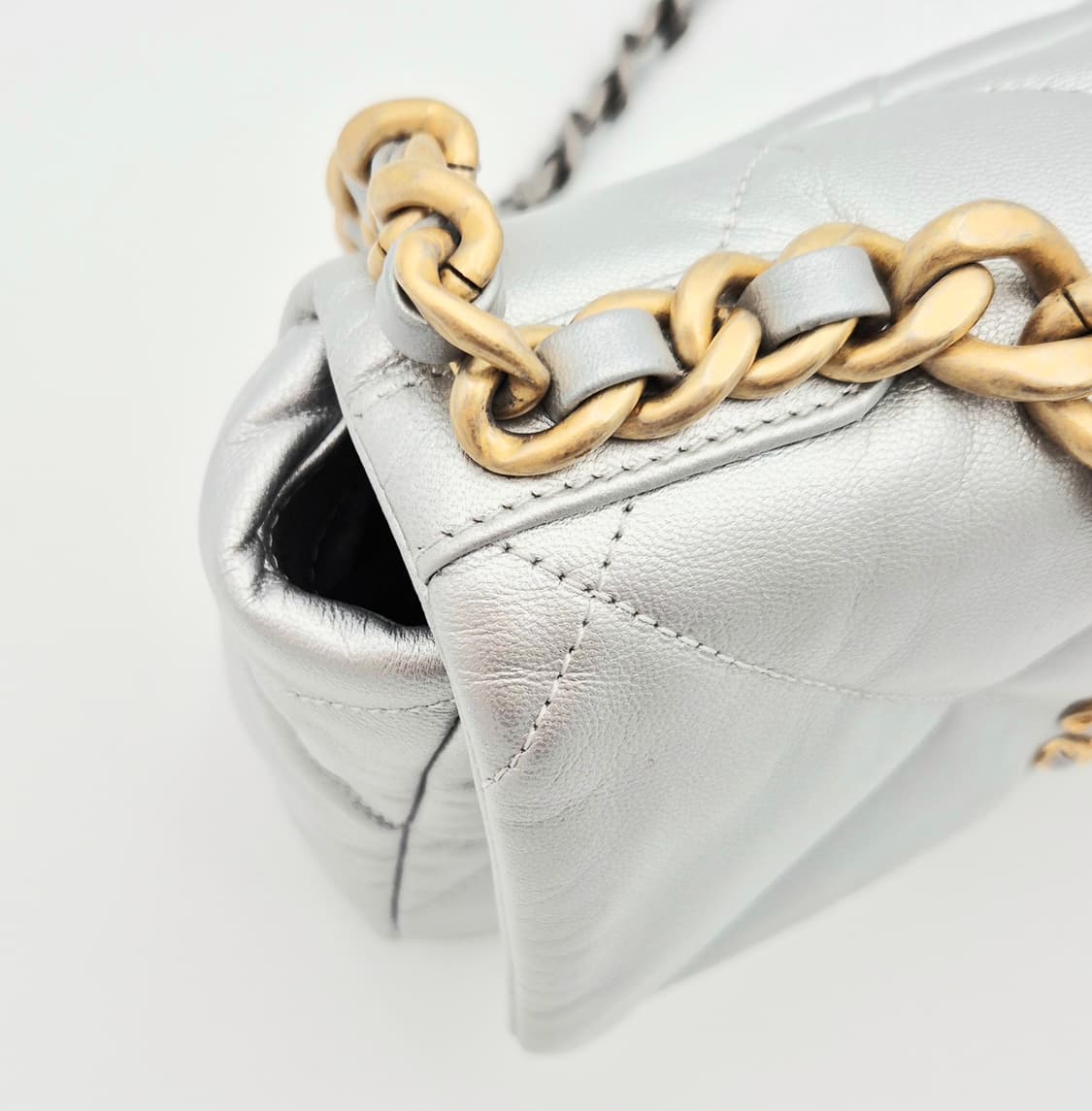 샤넬 19 미듐 실버 플랩 금장 체인 숄더백 상품이미지8