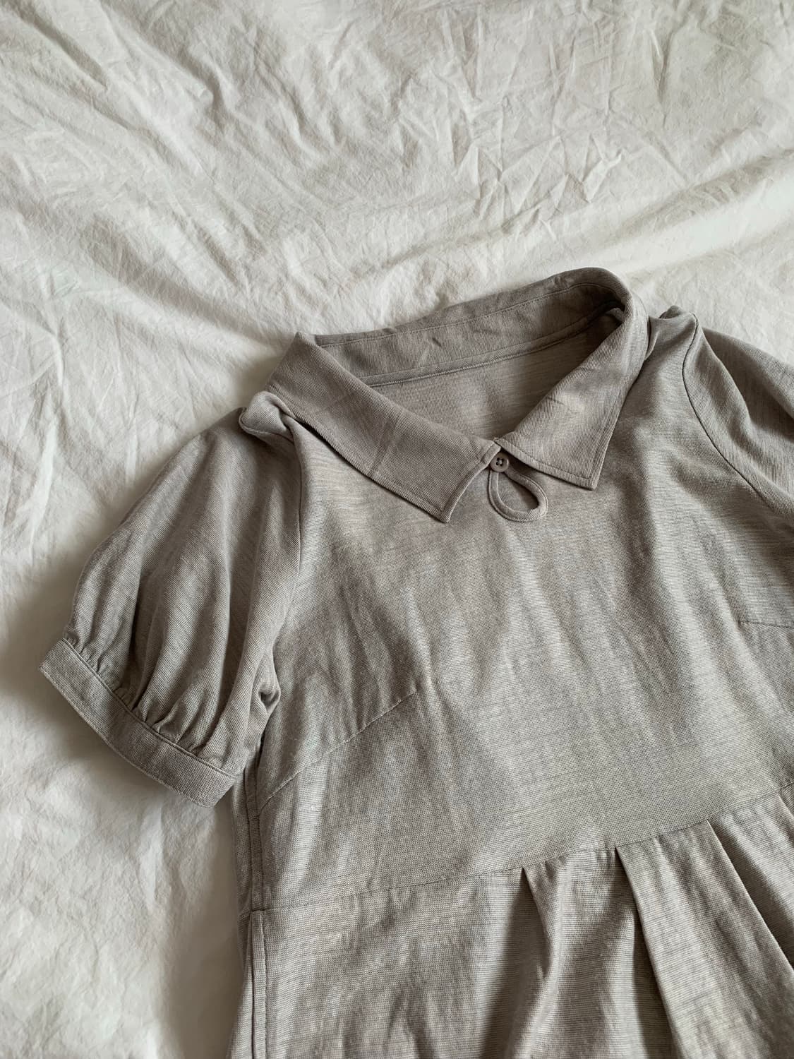 그레이 카라 퍼프 탑 상품이미지4