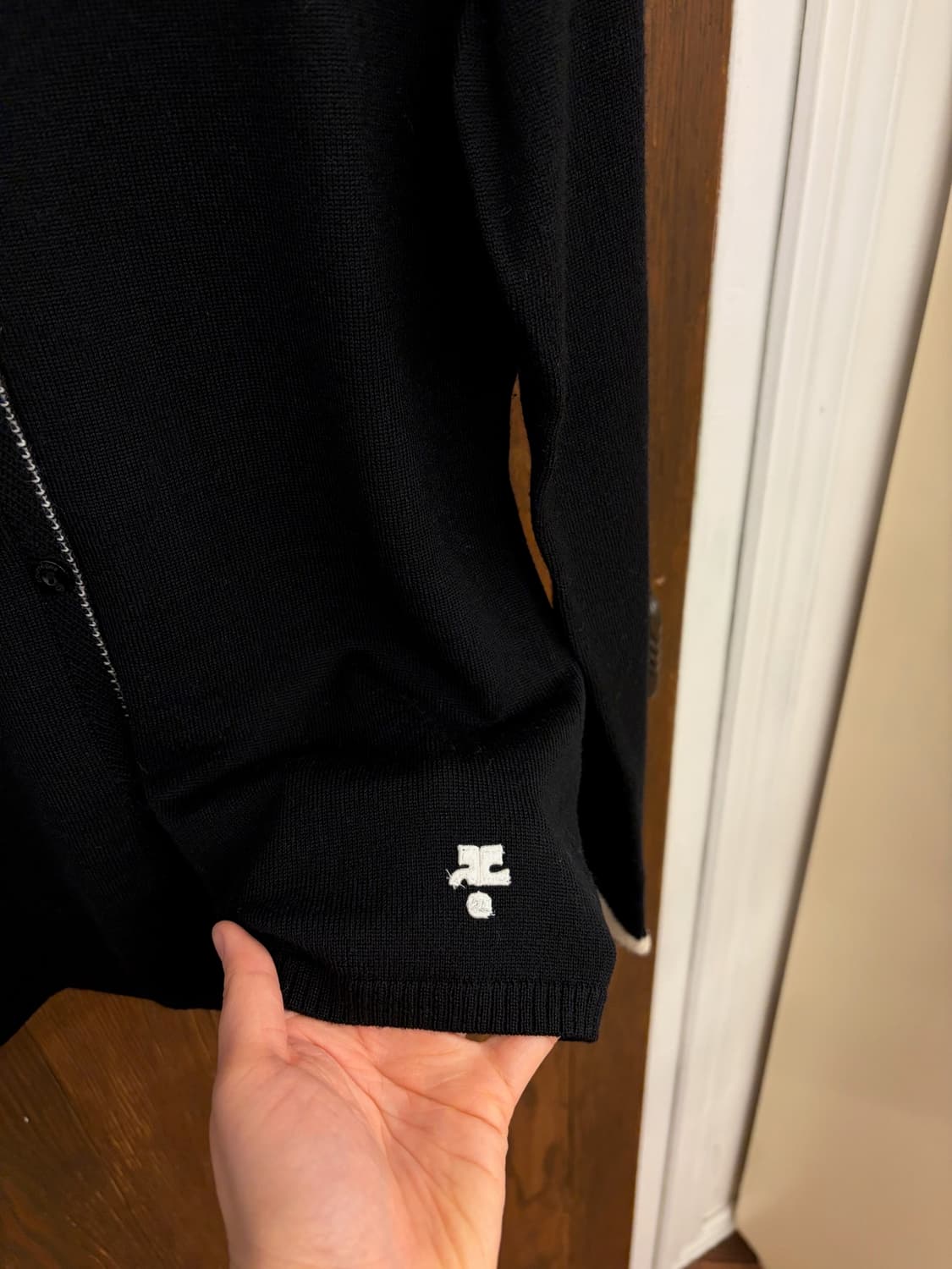 꾸레쥬 정품 블랙 배색 로고가디건 상품이미지4