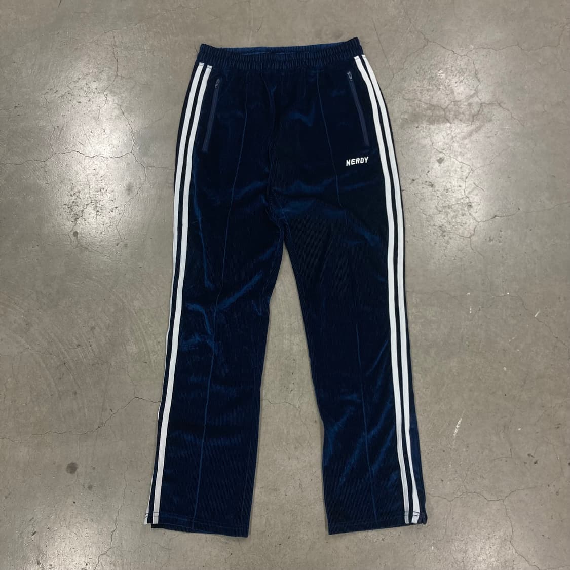 널디 네이비 컬러 스몰 로고 사이드 라인 코듀로이 벨벳 트랙 팬츠 상품이미지1