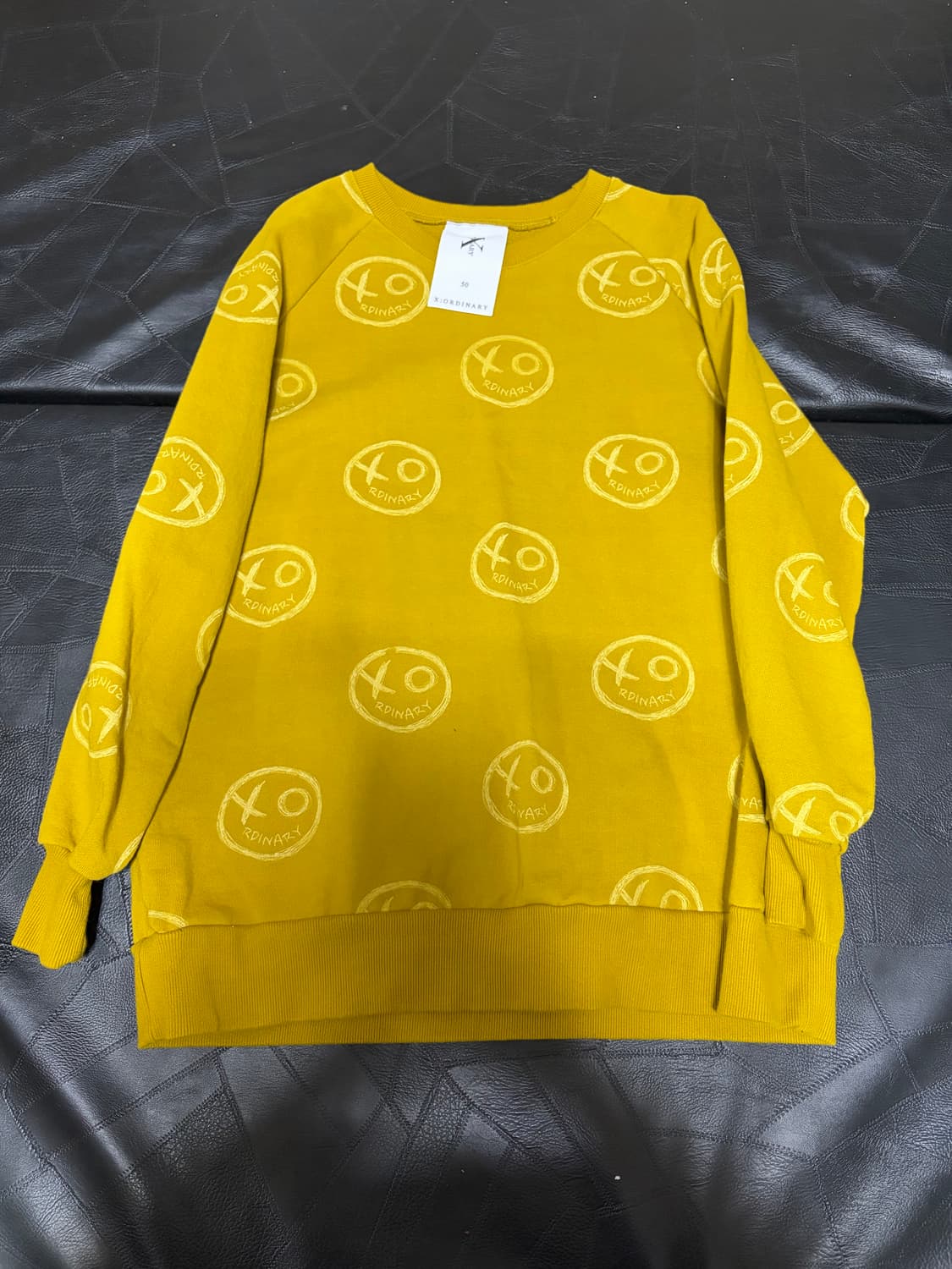 엑스오디너리 노란색 스마일 로고 맨투맨 상품이미지1