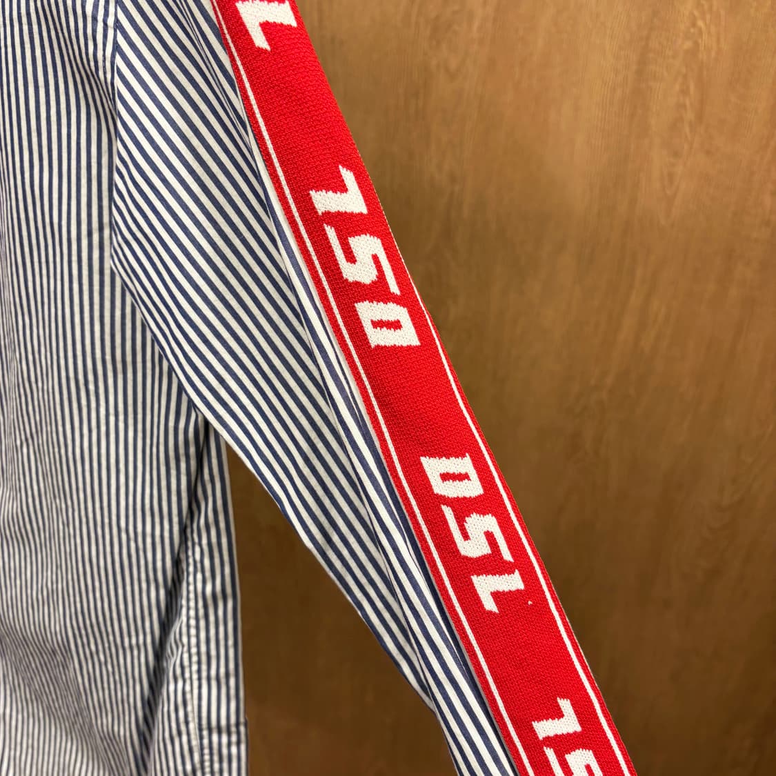 디젤 코튼 긴팔 셔츠 스트라이프 패턴 레드 로고 테이프 자수 디테일 블루 상품이미지6