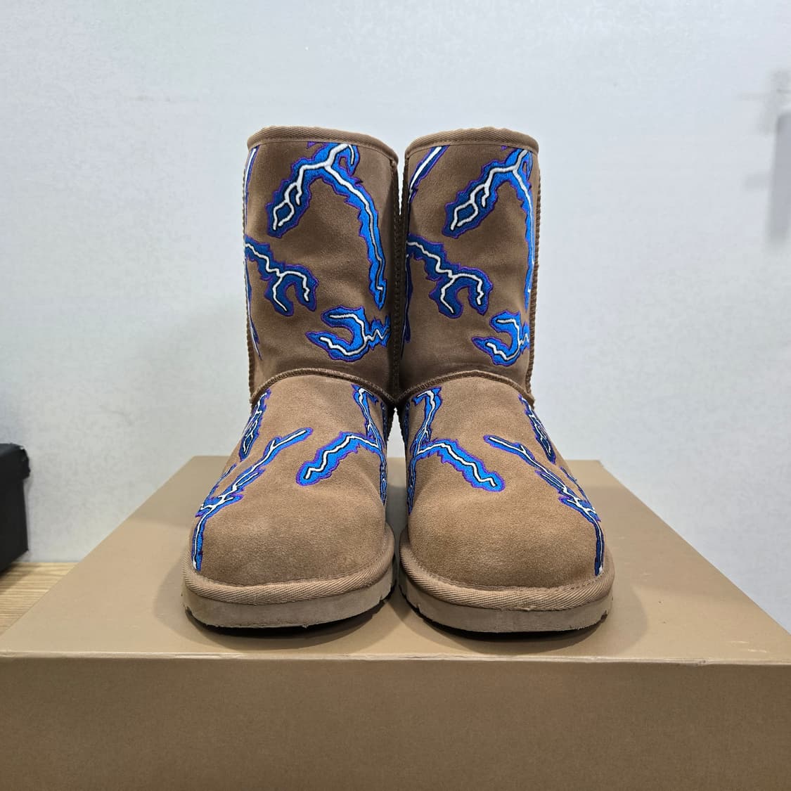 260 어그 x 팔라스 클래식 숏 라이트닝 체스트넛 상품이미지1