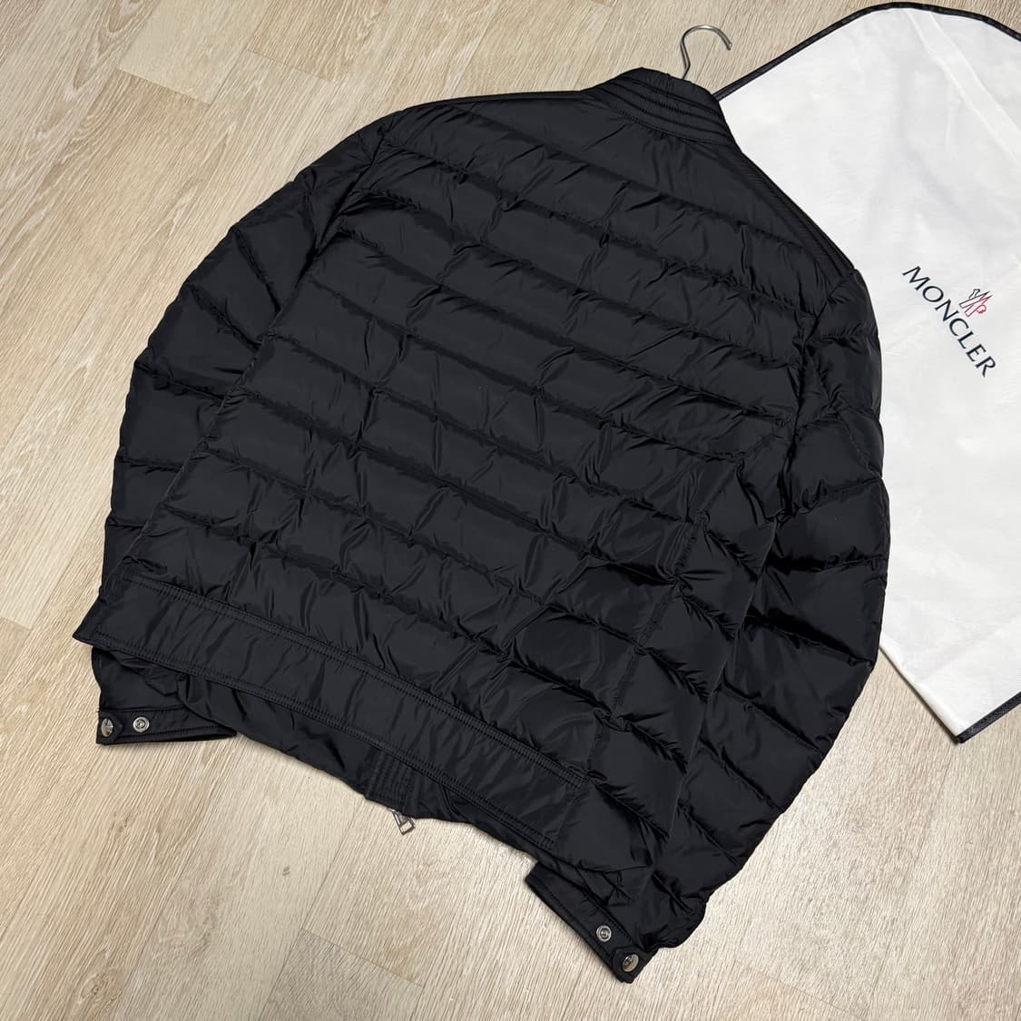 [블랙 3/새상품급] 몽클레어 아미오 경량패딩 자켓 블랙 풀구성 상품이미지4