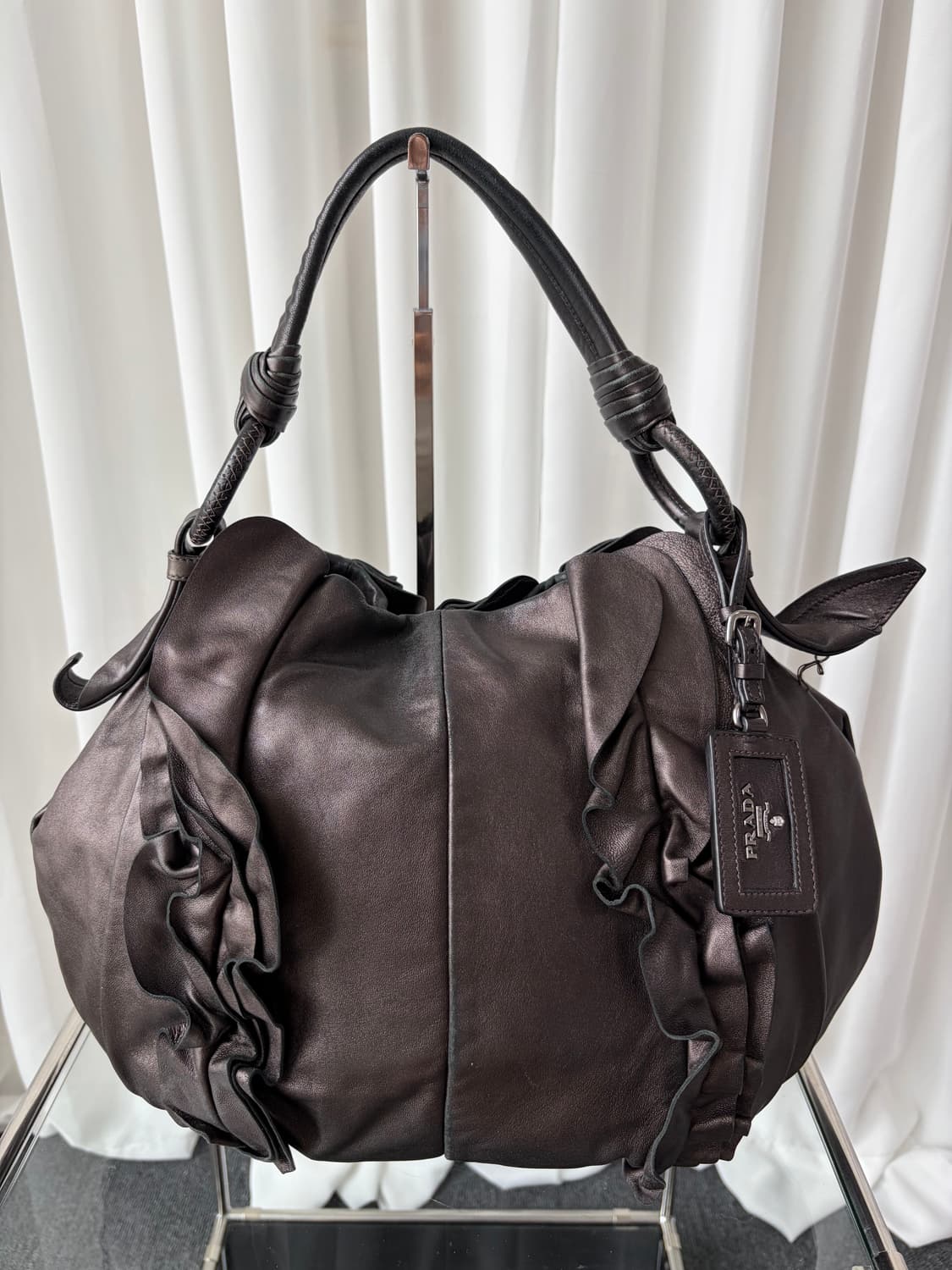 프라다 나파 러플 숄더백 상품이미지2