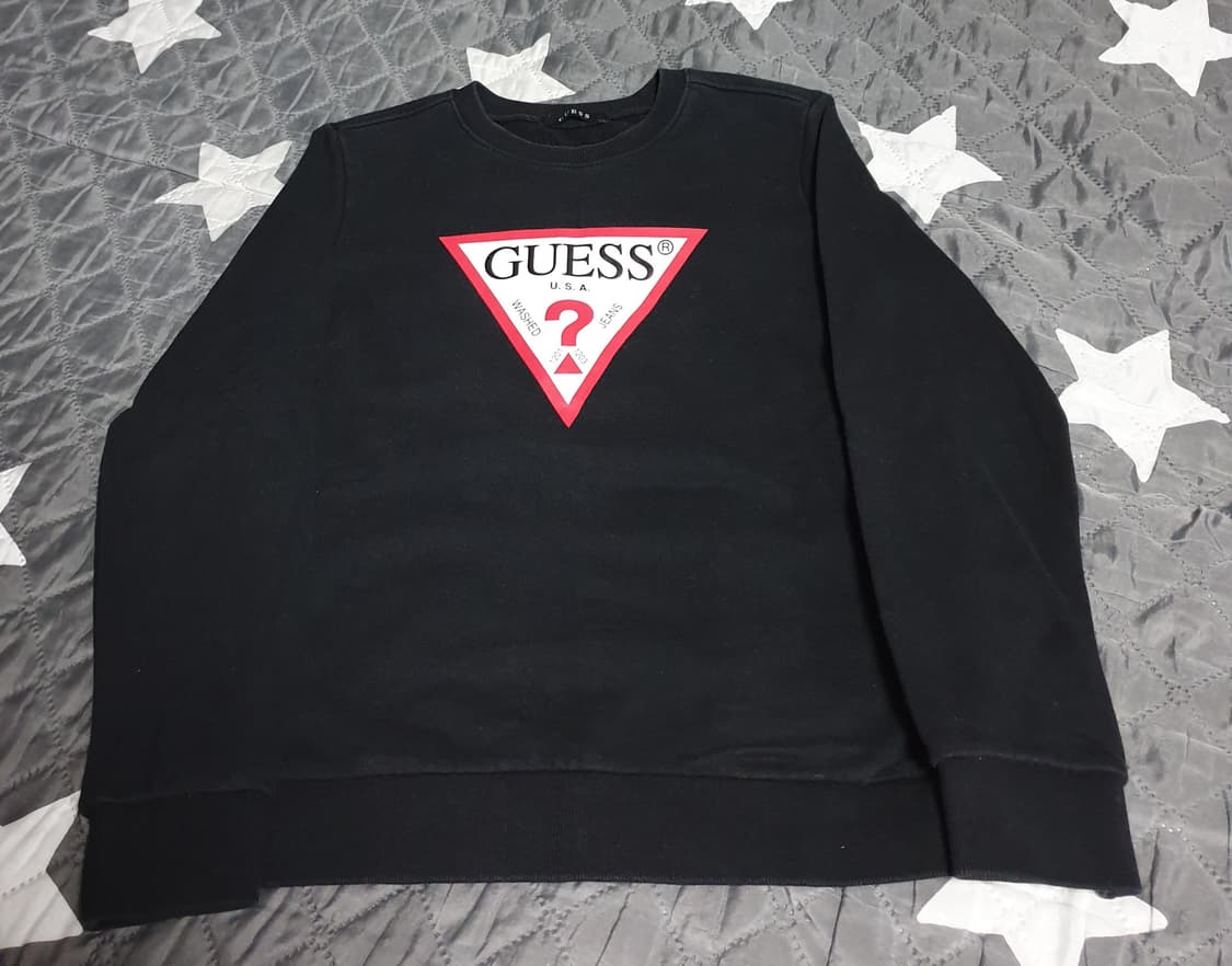 게스 엠보싱 삼각로고 맨투맨 블랙 (S) 상품이미지1