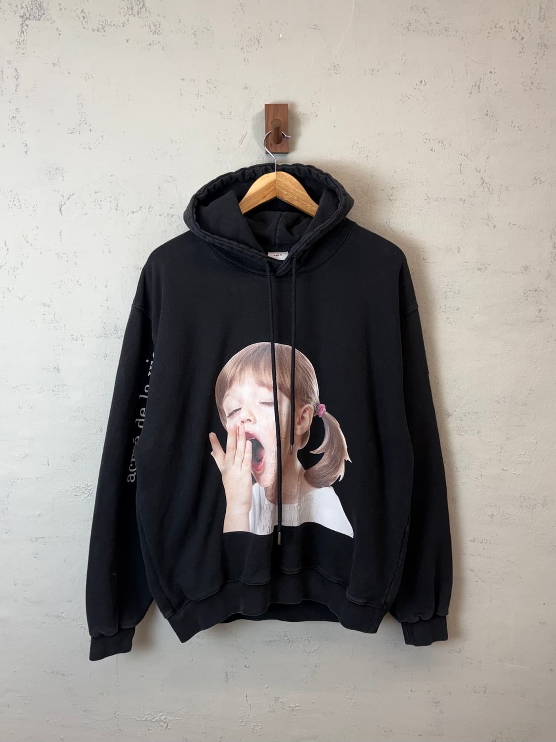 아크메드라비 프린팅 후드티 블랙 상품이미지1