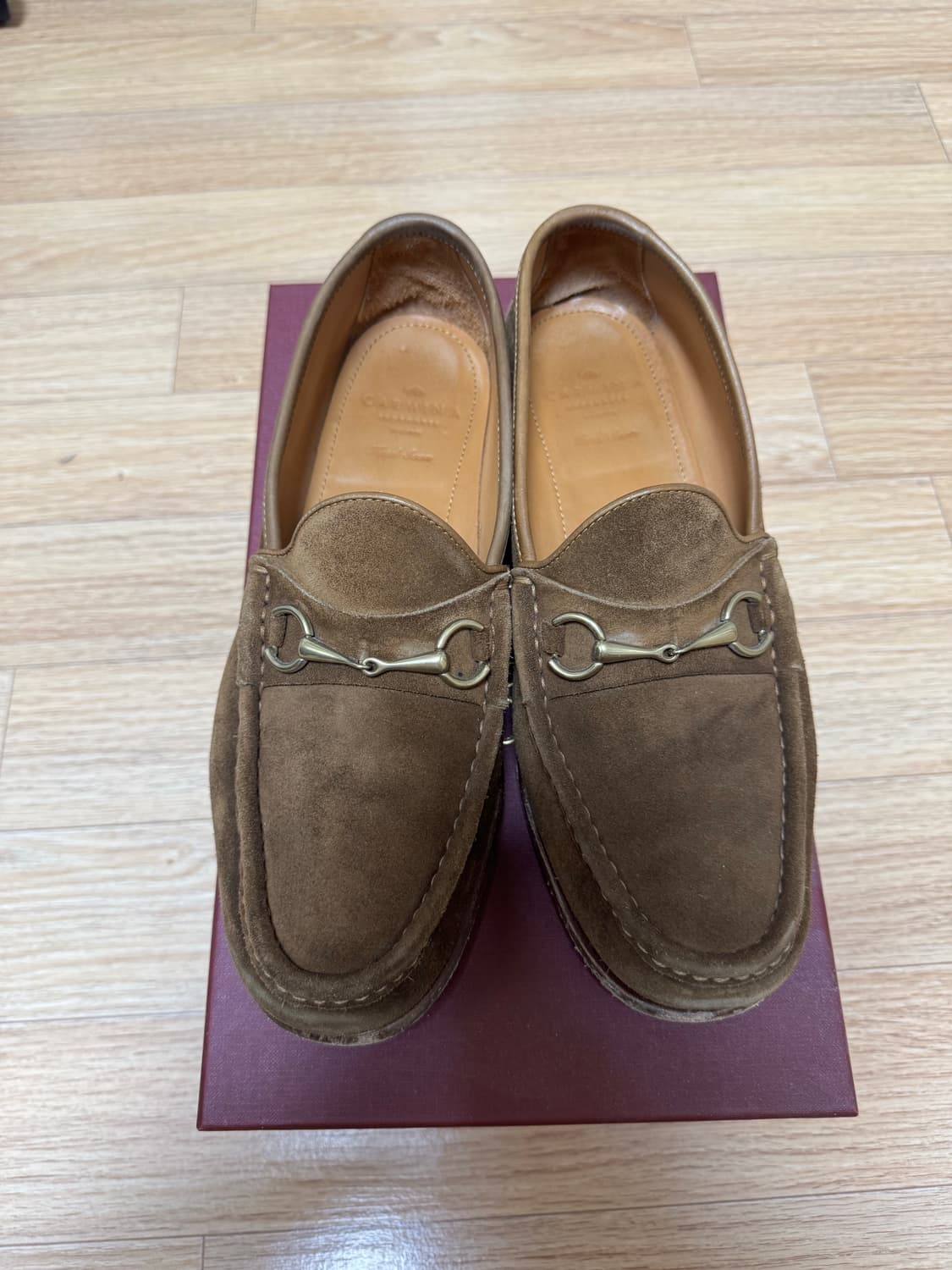 [UK9] 까르미나 홀스빗 로퍼 스너프 스웨이드 상품이미지1