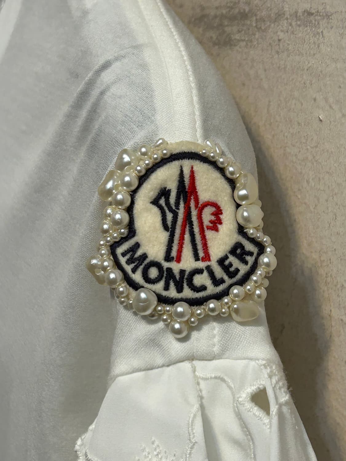 몽클레어 x 시몬 로샤 진주 로고 퍼프 슬리브 티셔츠 상품이미지4