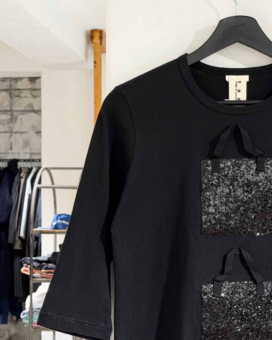 꼼데가르송 타오 블랙 백 패턴 시퀸장식 7부 티셔츠 상품이미지2