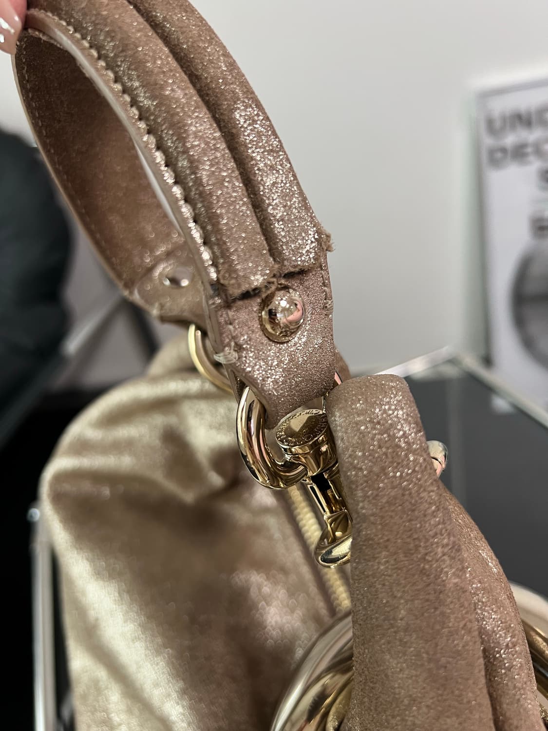 지미추 메탈릭 베이지 스웨이드 솔라 호보백 상품이미지9