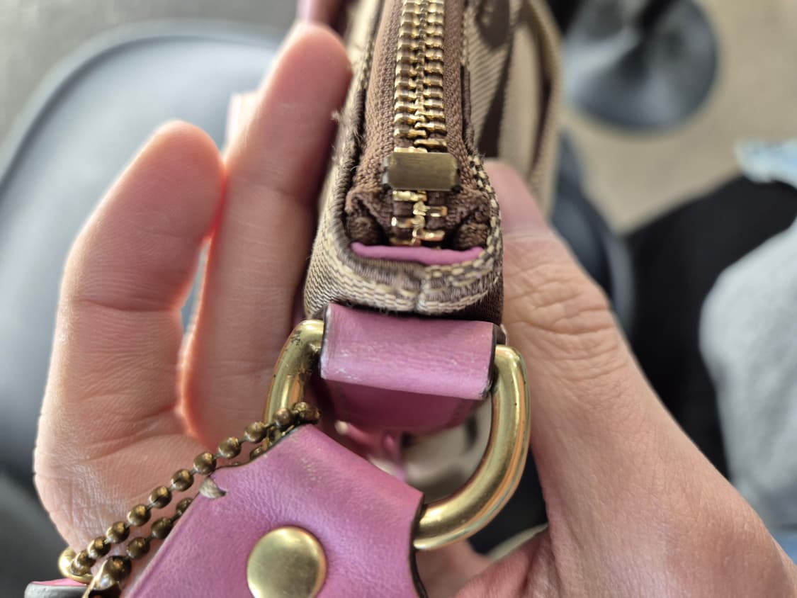 코치 시그니처 핑크 크로스백 상품이미지4