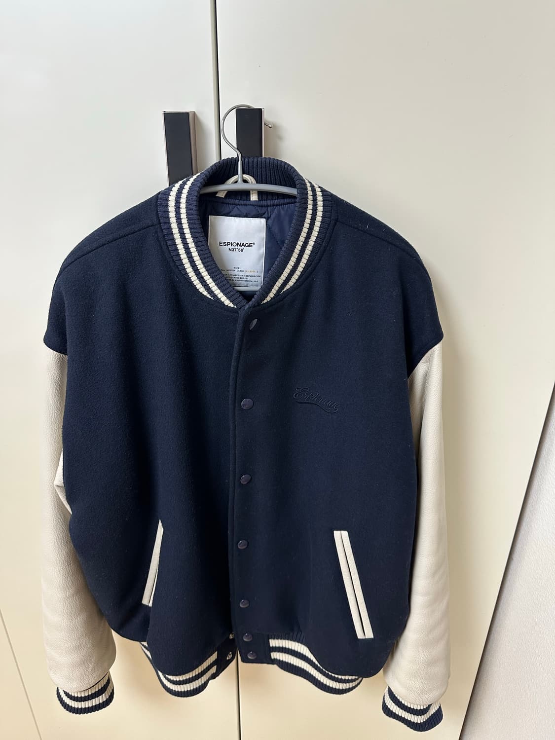 XL) 에스피오나지 네이비 바시티 팝니다 상품이미지3