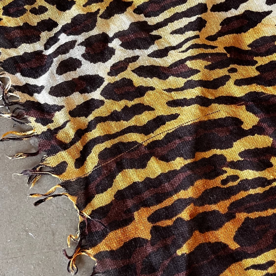 와코마리아 레오파드 실크 캐시미어 스카프 상품이미지4