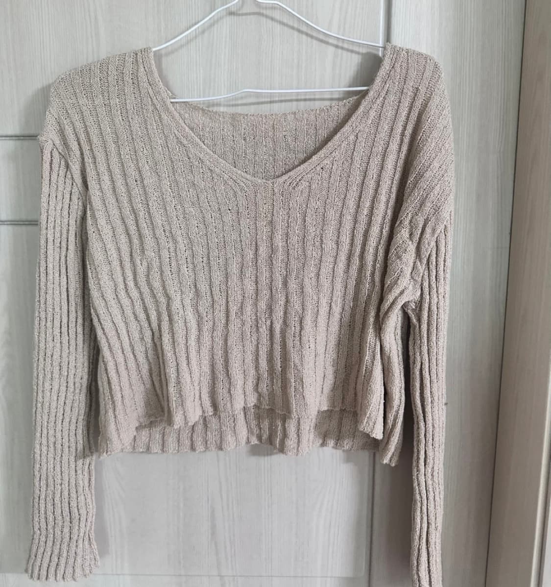 [새상품급] 베이지 V 브이넥 니트 상품이미지1