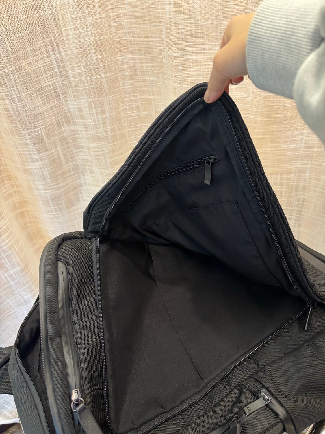 정품 만다리나덕 블랙 백팩     상품이미지6