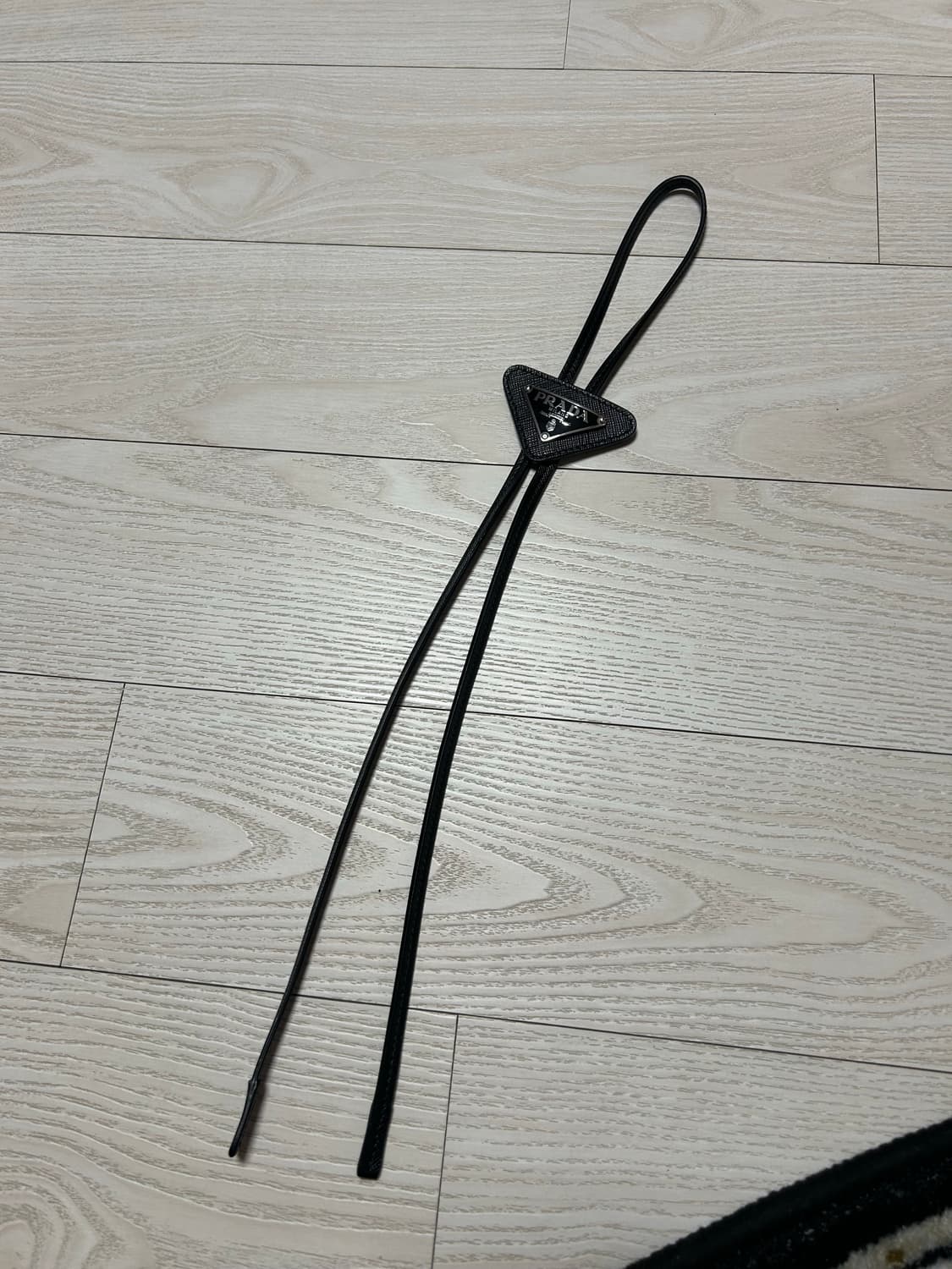 프라다 삼각로고 사피아노 볼로타이 블랙 상품이미지5