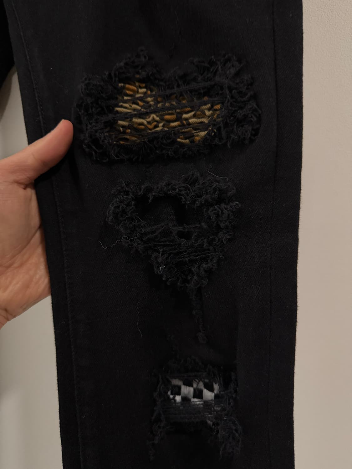 디스트로이드 블랙 데님 패치 슬림핏 / AMIRI 스타일 상품이미지3