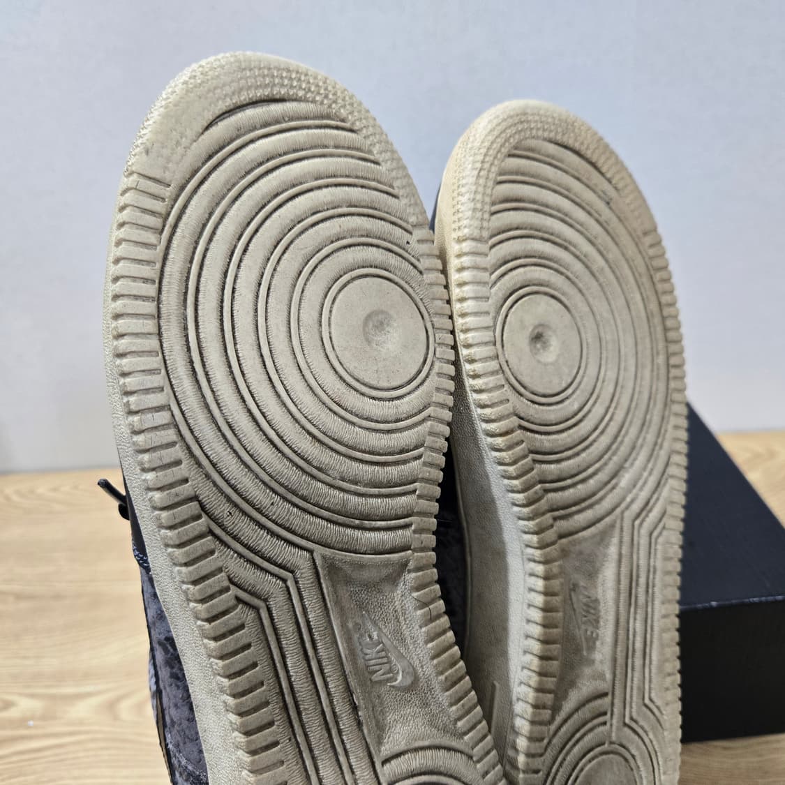 265 나이키 에어포스1 07 LV8 블랙 뱀피 상품이미지8