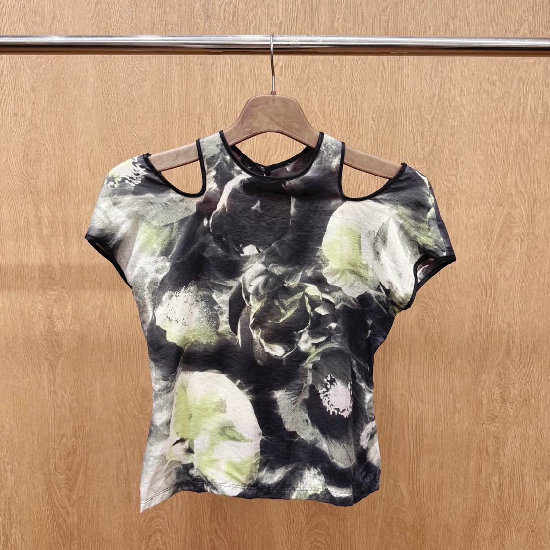 비비안탐 플라워 프린팅 반팔 티셔츠 컷아웃 시스루 디테일 슬림핏 상품이미지2